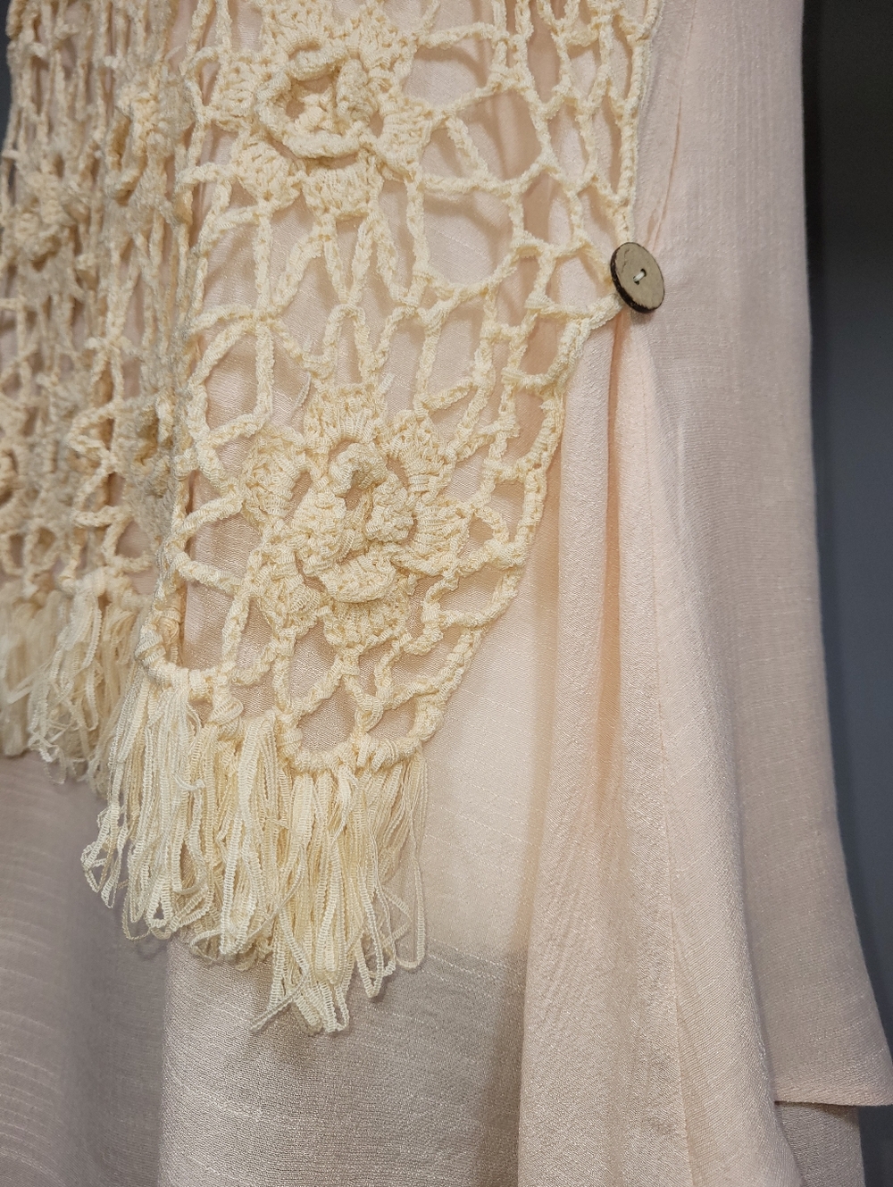 NWT A'reve Sleeveless Light Peach Top Cream Floral Crocheted Overlay & Fringe - Picture 10 of 16